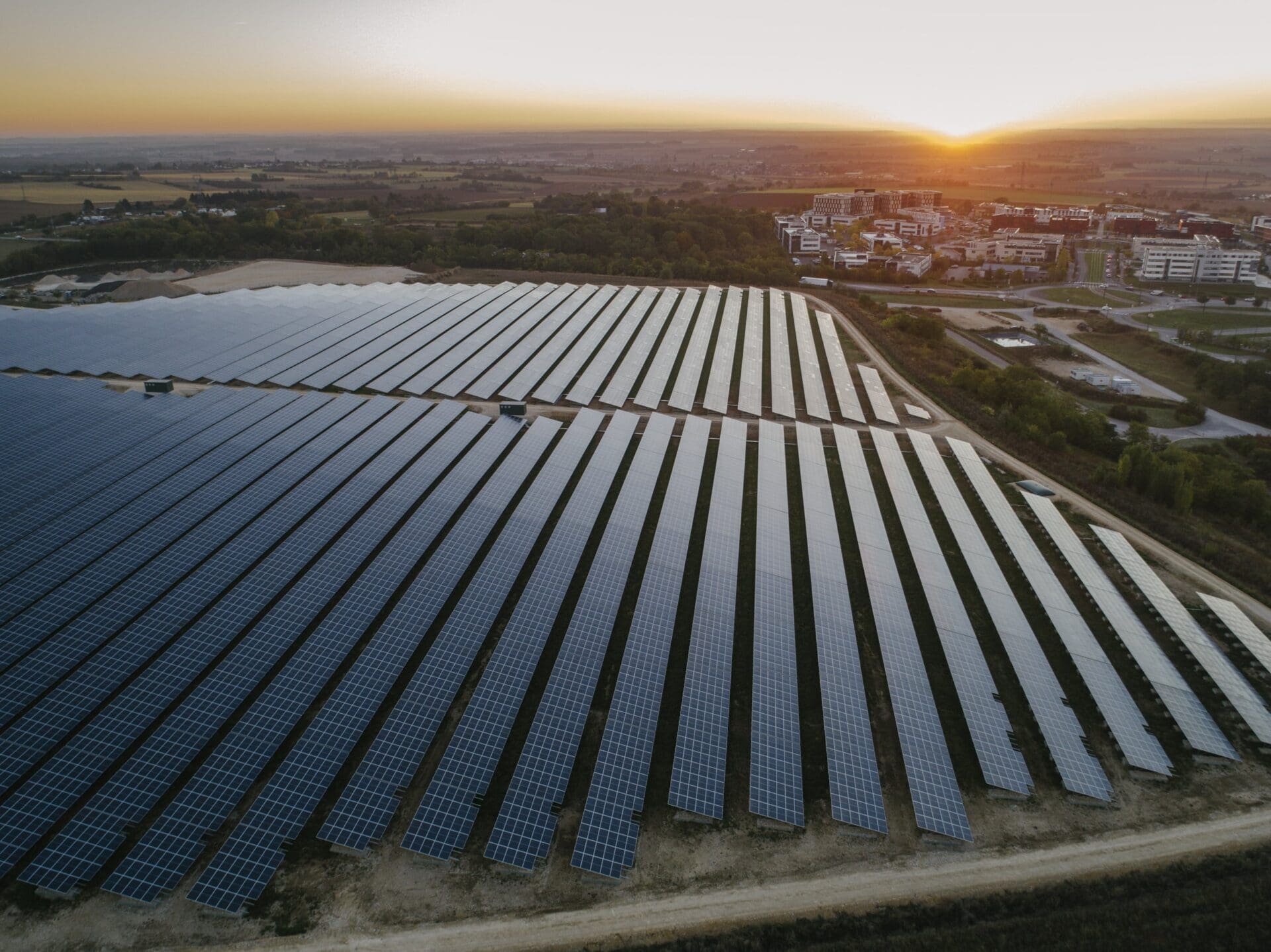 Ce jeudi 25 novembre, Dijon Métropole et EDF Renouvelables ont inauguré une centrale solaire de 43 000 panneaux photovoltaïques à Dijon-Valmy. Une conversion vertueuse pour ce qui était précédemment un site d’enfouissement de déchets. Monsieur en Bourgogne a fait le déplacement et a braver le froid des hauteurs de Valmy pour découvrir en avant première ce site aux allures futuristes.