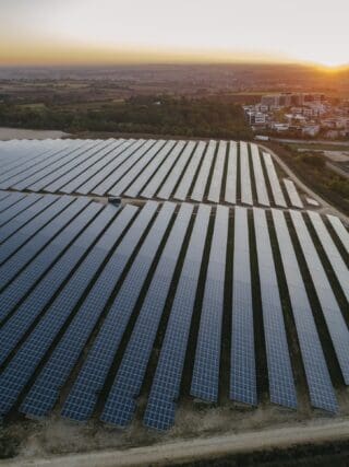 Ce jeudi 25 novembre, Dijon Métropole et EDF Renouvelables ont inauguré une centrale solaire de 43 000 panneaux photovoltaïques à Dijon-Valmy. Une conversion vertueuse pour ce qui était précédemment un site d’enfouissement de déchets. Monsieur en Bourgogne a fait le déplacement et a braver le froid des hauteurs de Valmy pour découvrir en avant première ce site aux allures futuristes.