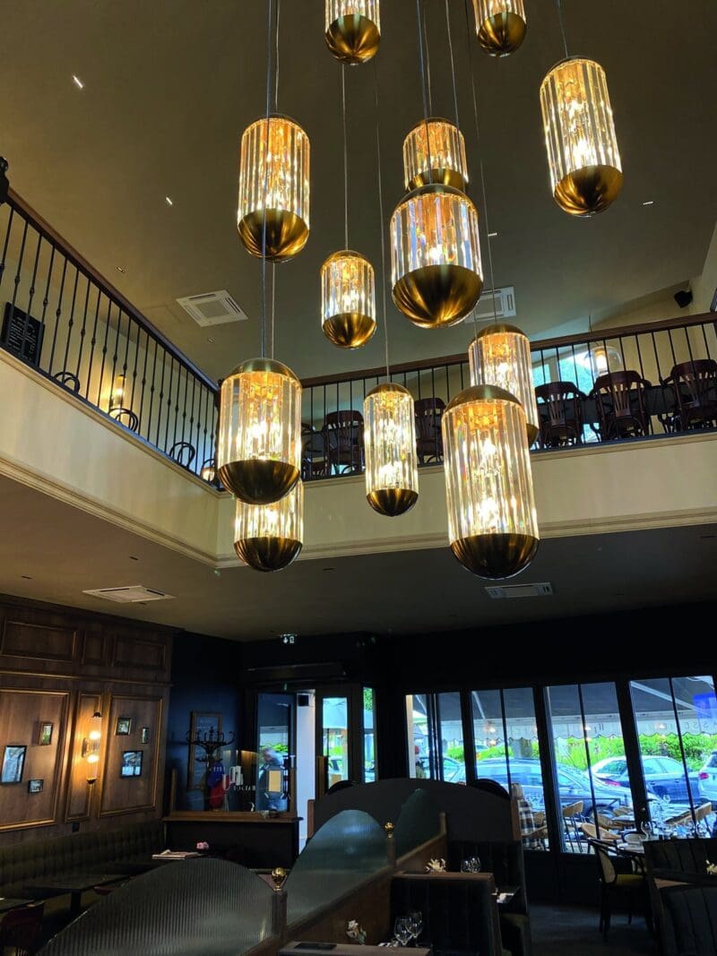 À Beaune, difficile de ne pas s’arrêter pour faire une escale sur la place Carnot afin de déguster un bon verre de vin ou savourer un plat incontournable de la Bourgogne. Au cœur de la ville, deux adresses invitent à la gourmandise : Le Vintage et la Maison Jules.