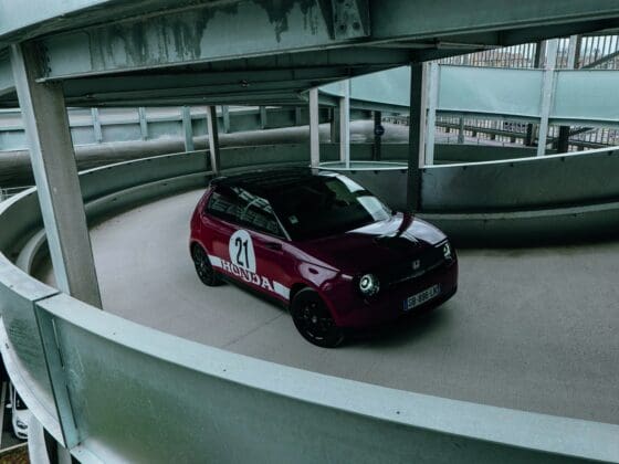 Elle est devenue l’automobile tendance des beaux quartiers. Signe des temps, la Honda E roule sans émettre de CO2 puisqu’elle a été pensée uniquement en motorisation électrique. Explications avec Michel Soler, fin connaisseur de la marque chez Passion Automobiles.